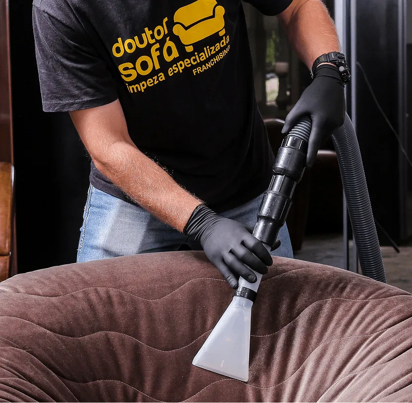 Operador de Doutor sofá limpiando tapizado